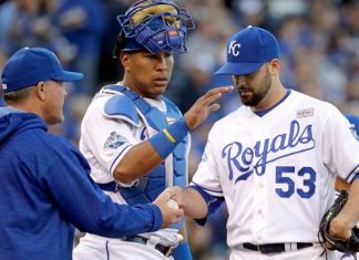 Dillon Gee, Daniel Nava leave Royals and become free agents