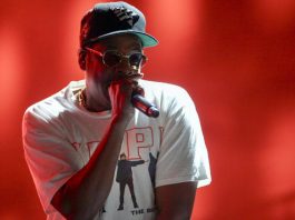 Jay-Z dedicates song to Colin Kaepernick at NYC concert