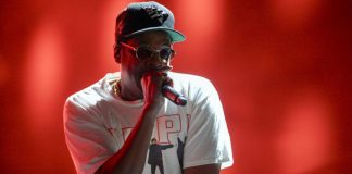 Jay-Z dedicates song to Colin Kaepernick at NYC concert
