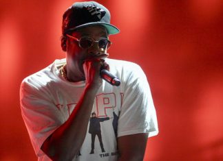 Jay-Z dedicates song to Colin Kaepernick at NYC concert