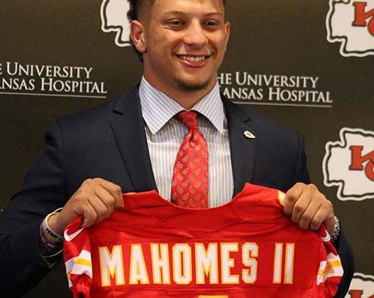 Chiefs’ expectations rest on Mahomes’ strong right arm
