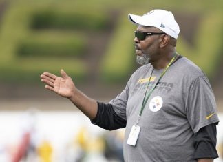 Steelers wide receivers coach Darryl Drake dies at 62