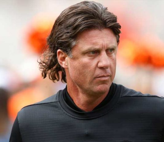 Oklahoma State’s Gundy takes pay cut in wake of T-shirt flap